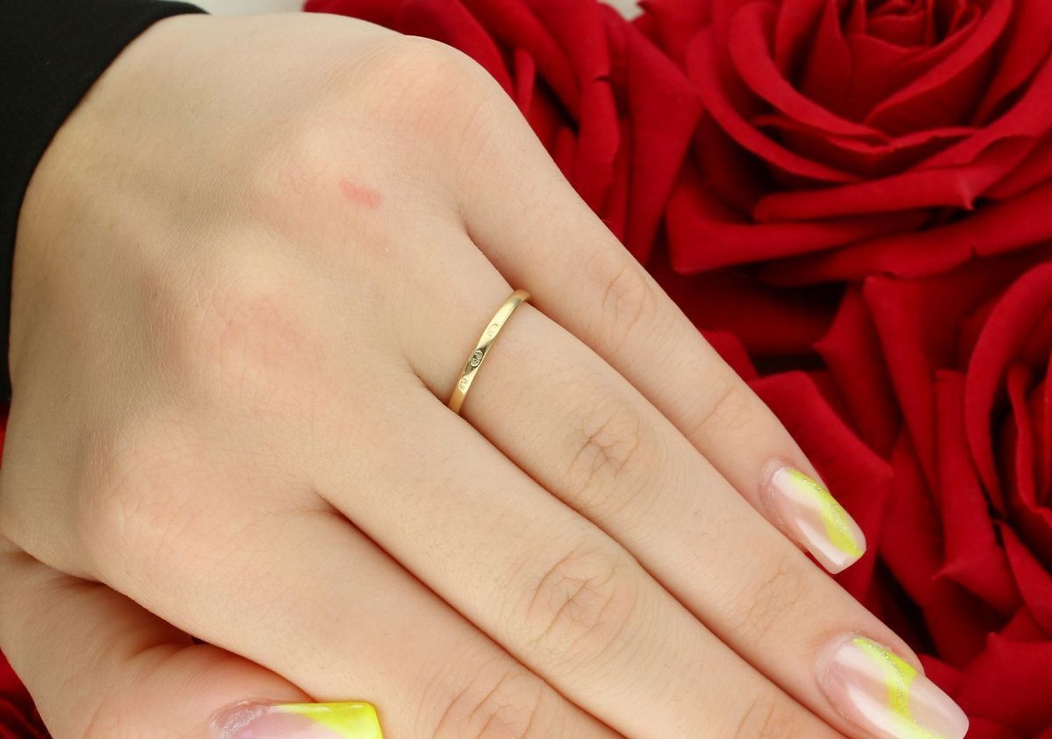 Złoty Pierścionek z 9 Diamentami 0,08 ct – Żółte Złoto 585  Klasyka z Charakterem.jpg